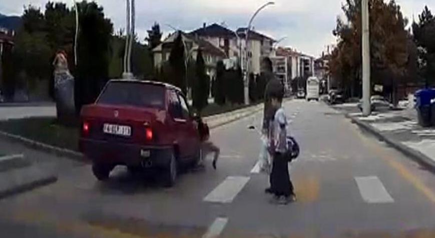 Bolu’da korku dolu anlar! Ailesiyle karşıya geçen çocuğa araba çarptı