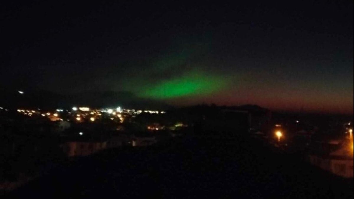 Fethiye’de gökyüzündeki mor ve yeşil ışık dikkat çekti