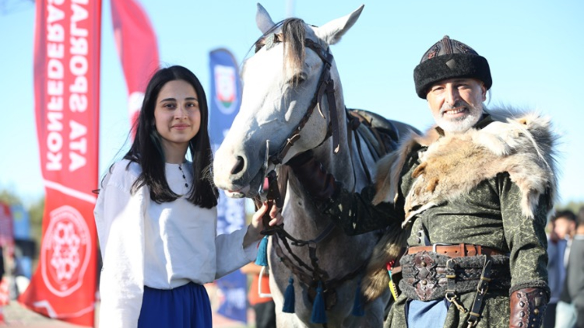 Baba-kızın nefes kesen atlı gösterisi: Boynuz kulağı geçti