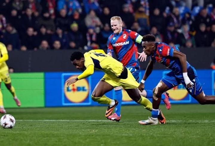 Çok tartışılacak karar! 90+7’de VAR inceledi, penaltı verilmedi