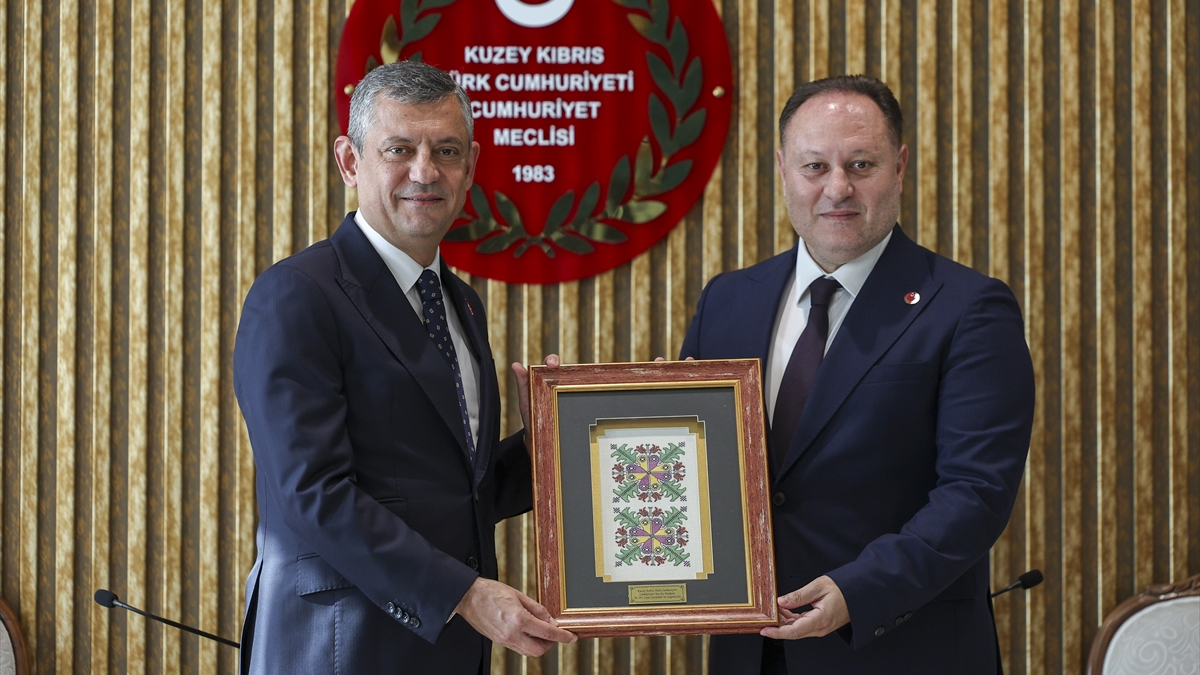 Özel ve CHP heyeti, KKTC Meclisi’ni ziyaret etti