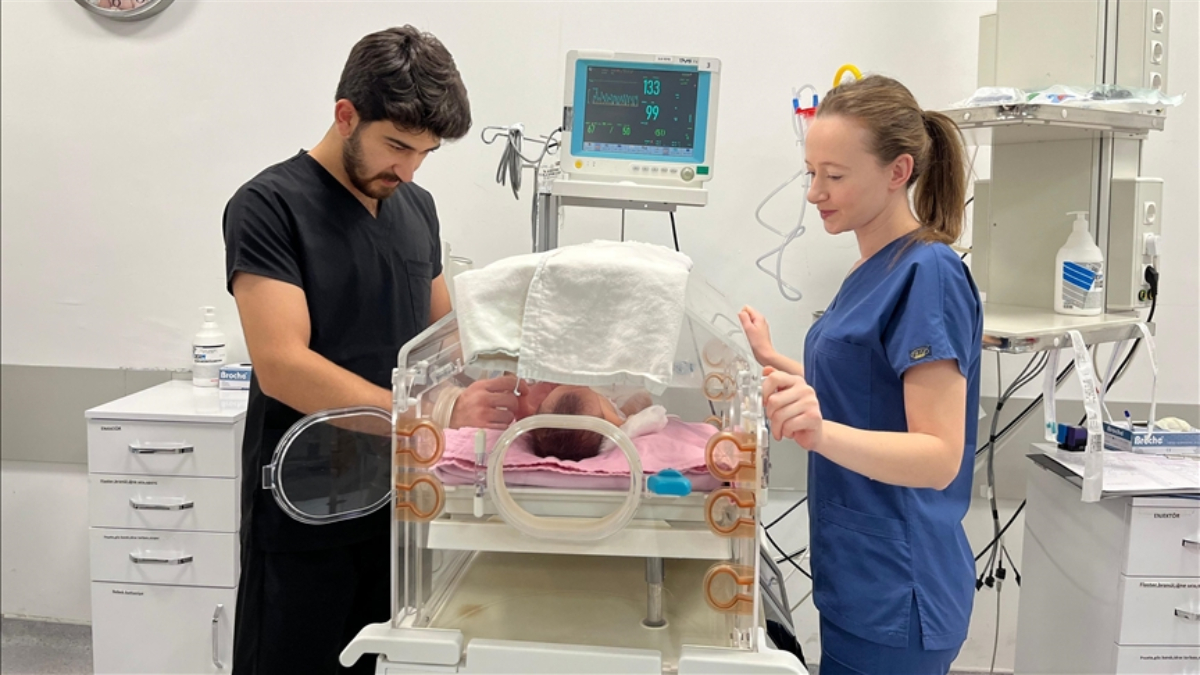 Afyonkarahisar’da doğrukları hastanede hemşire oldular