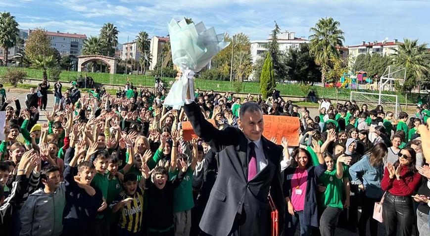 43 yıllık öğretmen gözyaşlarına boğuldu! ‘Öğrencilerimizin yüreğine dokunduğunuz için teşekkürler’