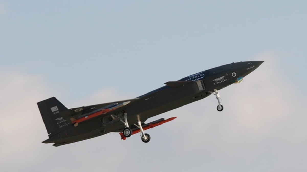 KIZILELMA milli donanım ve mühimmatlarla uçtu