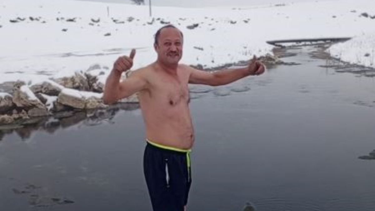 Sivas’ta soğuk havaya aldırmadı: 13 derecelik suya girdi