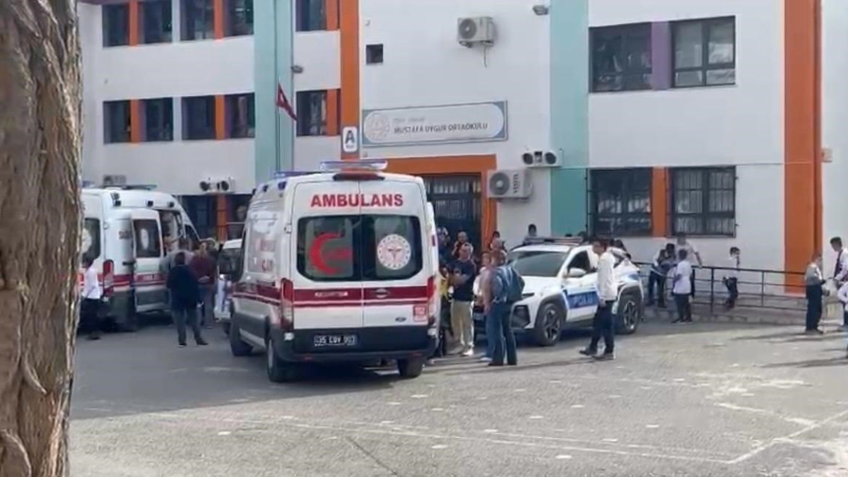 İzmir’de sınıfın içinde yangın tüpü sıkılması sonucu öğrenciler tozdan etkilendi