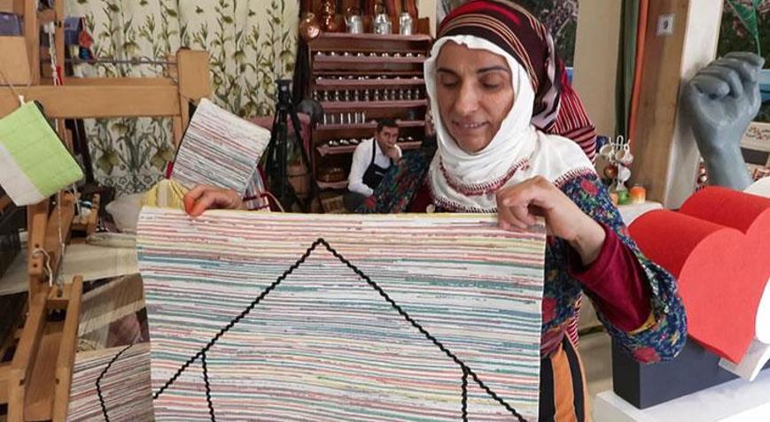 Rizeli kadın dokumacı poşetleri sanata dönüştürüyor! ‘Başka dünyamız yok’