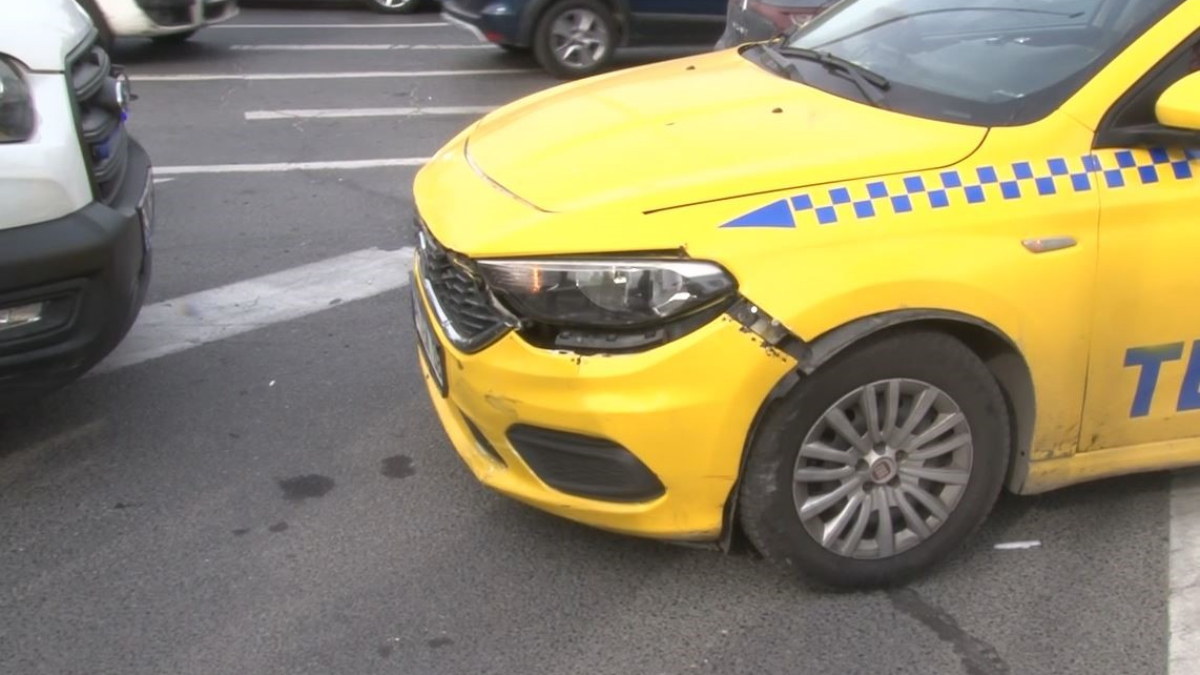 İstanbul’da motosiklet taksi ile çarpıştı: Motosikletli yola savruldu