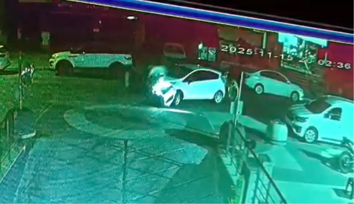 Beylikdüzü’nde Motosiklet ile Otomobil Çarpıştı: Sürücü Yaralandı