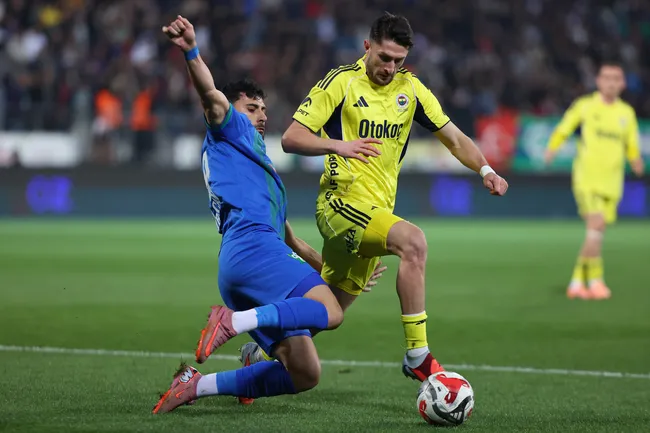 canli-fenerbahce-caykur-rizespor-deplasmaninda-sari-lacivertliler-2-0dan-geri-dondu-1763923782864.jpg