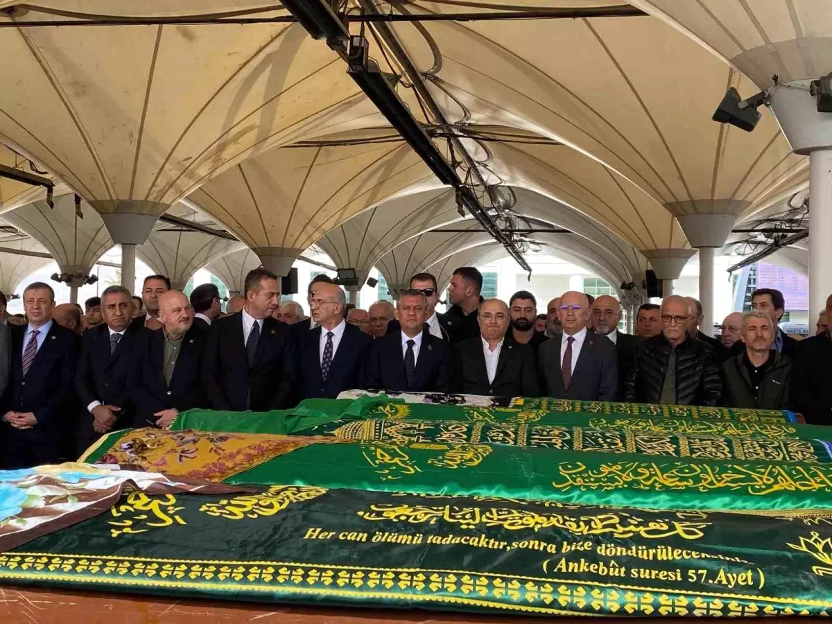 CHP Lideri Özgür Özel, Turan Aydoğan’ın Annelerinin Cenazesine Katıldı