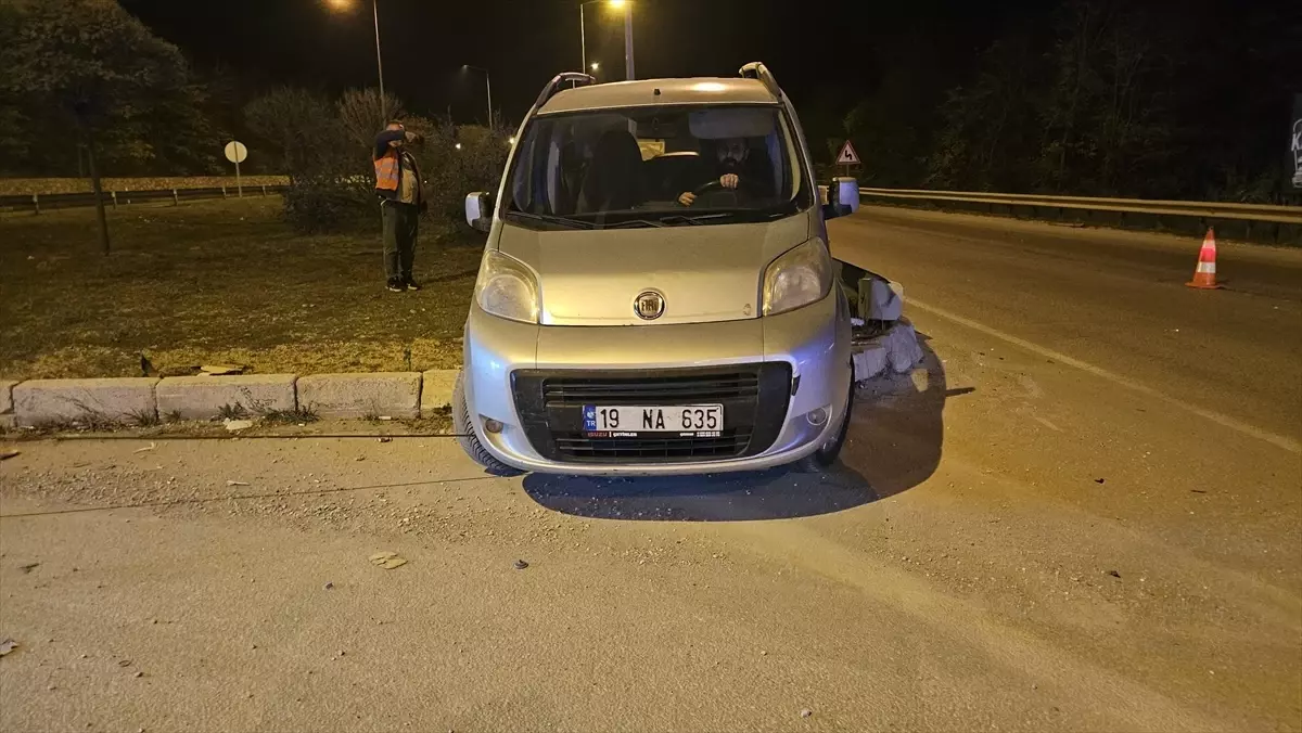 Çorum’da Otomobil ve Hafif Ticari Araç Çarpıştı: 4 Yaralı