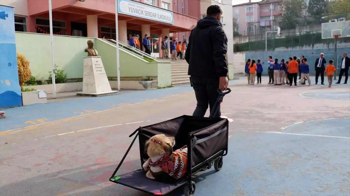 Kocaeli’de Çocuklar, Engelli Köpek Kıvrık ile Merhamet Duygusunu Geliştiriyor