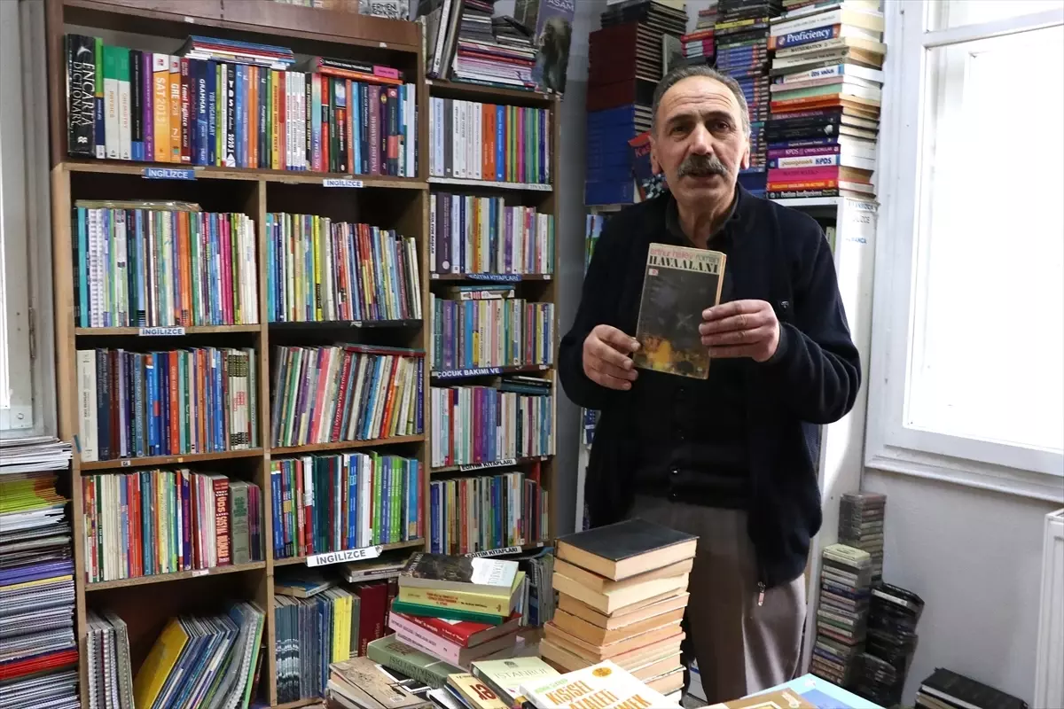 63 Yaşındaki Nizamettin Korucu, Kitap Aşkıyla Meslek Değiştirdi
