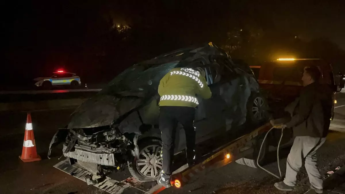 Eskişehir’de Aydınlatma Direğine Çarpan Otomobil Takla Attı: Sürücü Yaralı