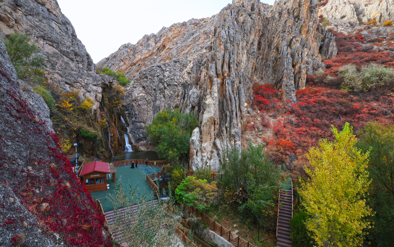 Günpınar Şelalesi sonbahar renklerine büründü