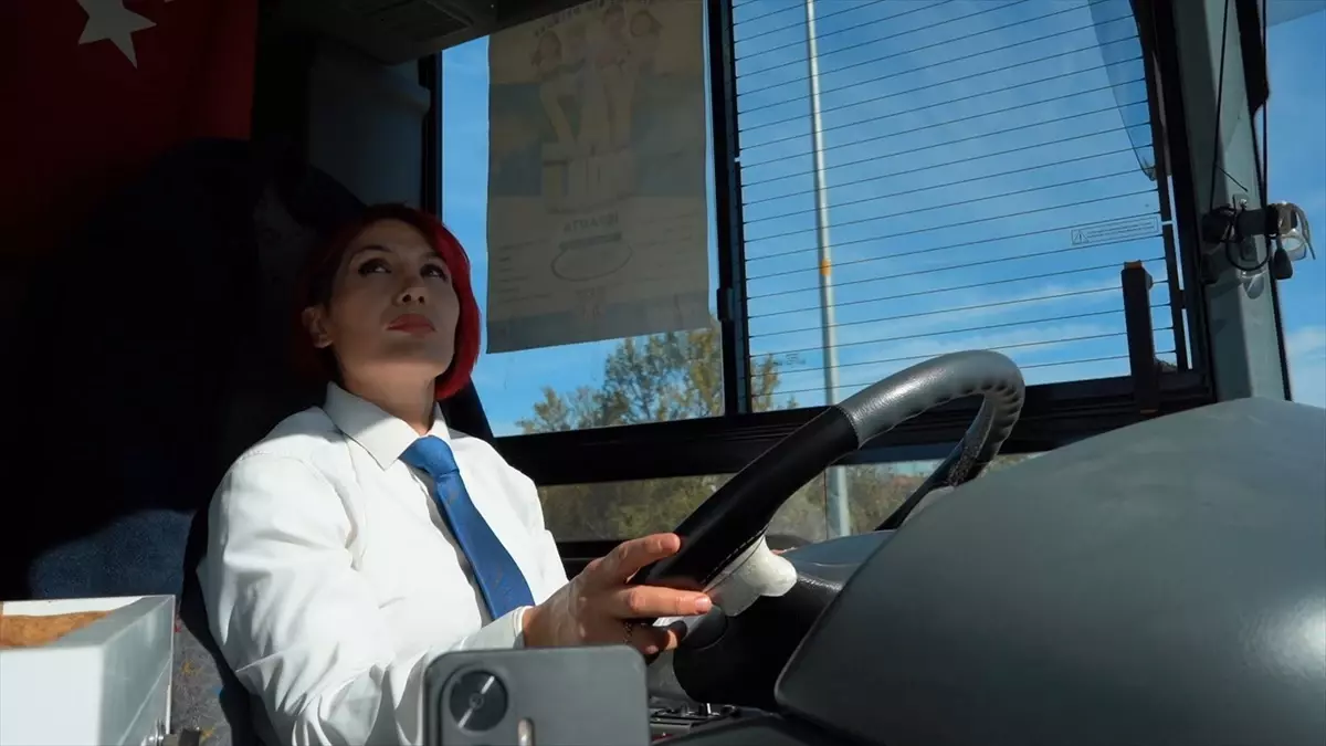 Sevda Gündüz, Çocukluk Hayalini Gerçekleştirerek Halk Otobüsü Kullanıyor