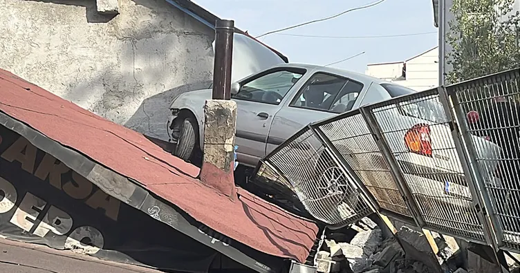 Kocaeli’nde akılalmaz kaza: Evin çatısına çıkarak durabildi!