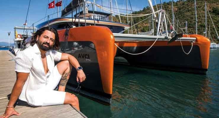 İstanbul’u terk edip Göcek’e yerleşen Koray Avcı tezgâhta karpuz satıyor