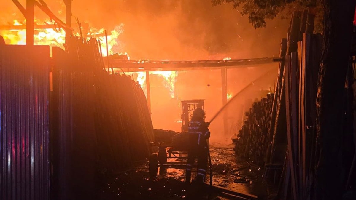 Şanlıurfa’da marangoz atölyesinde yangın çıktı! Alevlerin arasında kalan güvercinler kurtarıldı