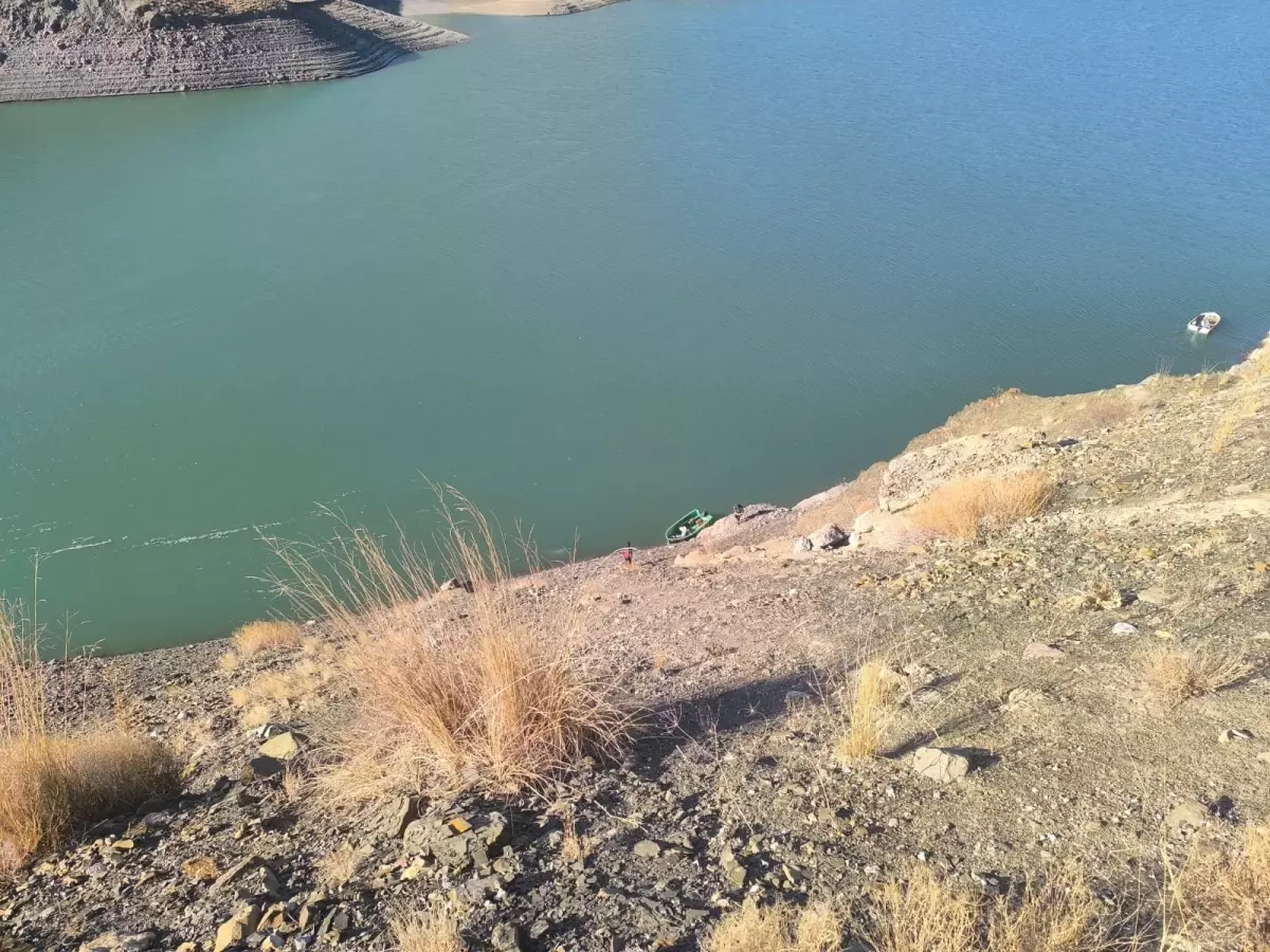 Van’da Otomobil Zernek Baraj Gölü’ne Yuvarlandı