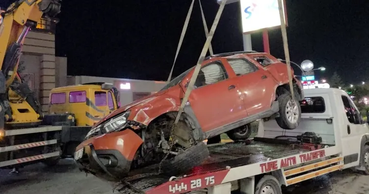 Bilecik’te otomobil yoldan çıktı: Bariyerlere çarpan araçta 2 kişi yaralandı!