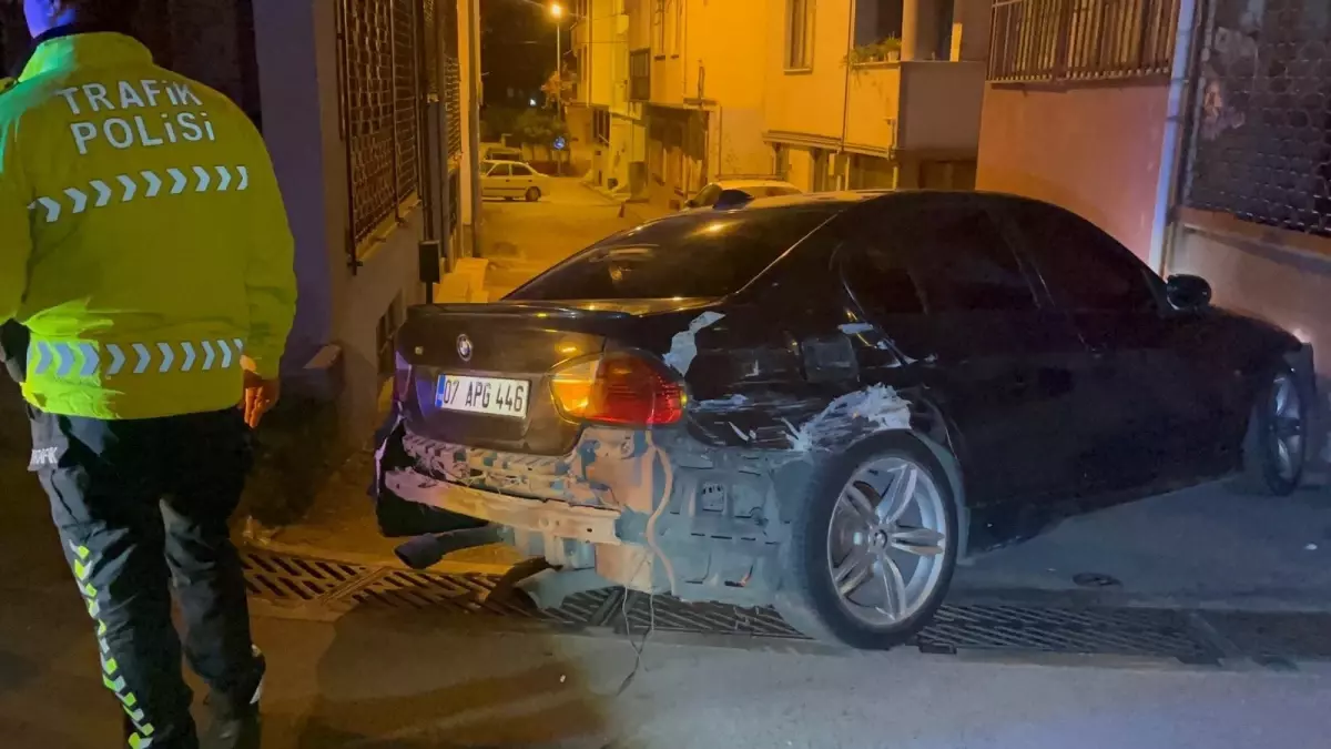 Polis ‘Dur’ İhtarına Uymayan Sürücü Kaçarken 3 Araca Çarpıp Kaçtı