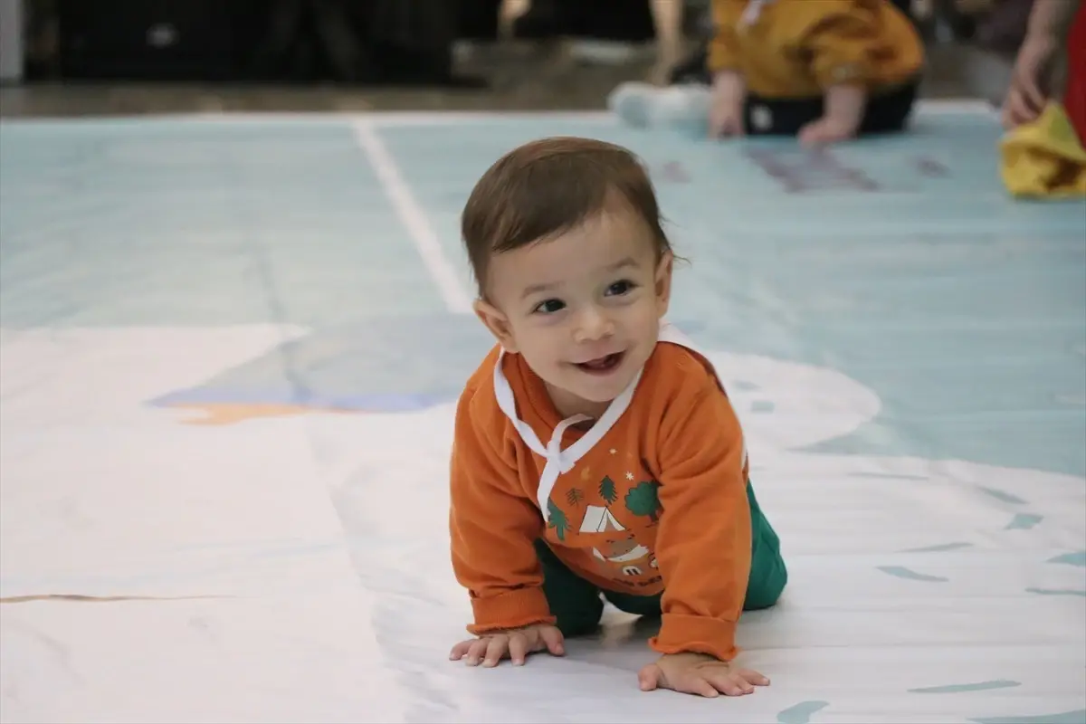 Rize’de Renkli Bebek Emekleme Yarışması Düzenlendi