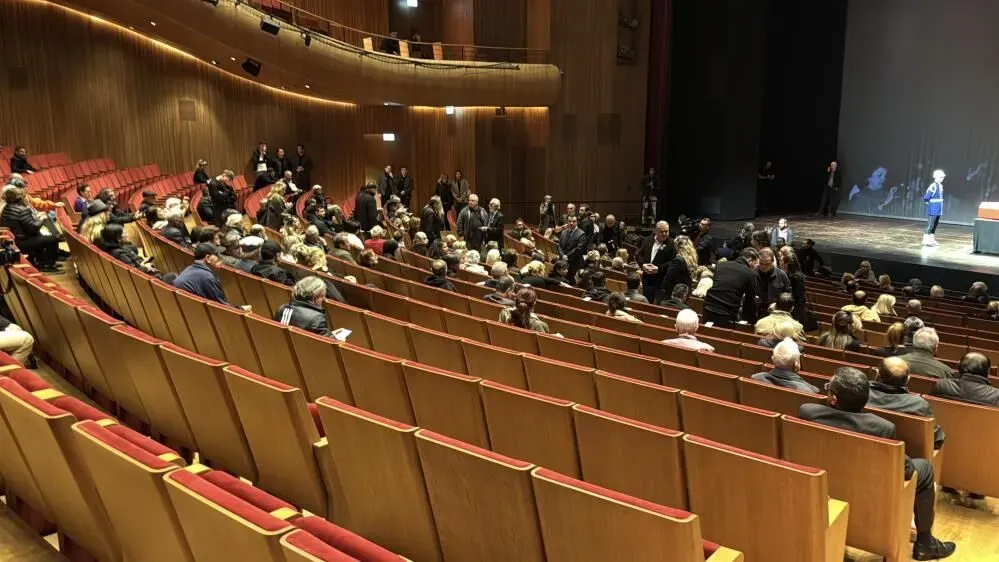 Ünlü sanatçı Muazzez Abacı’nın tabutuna sarılıp hüngür hüngür ağladı