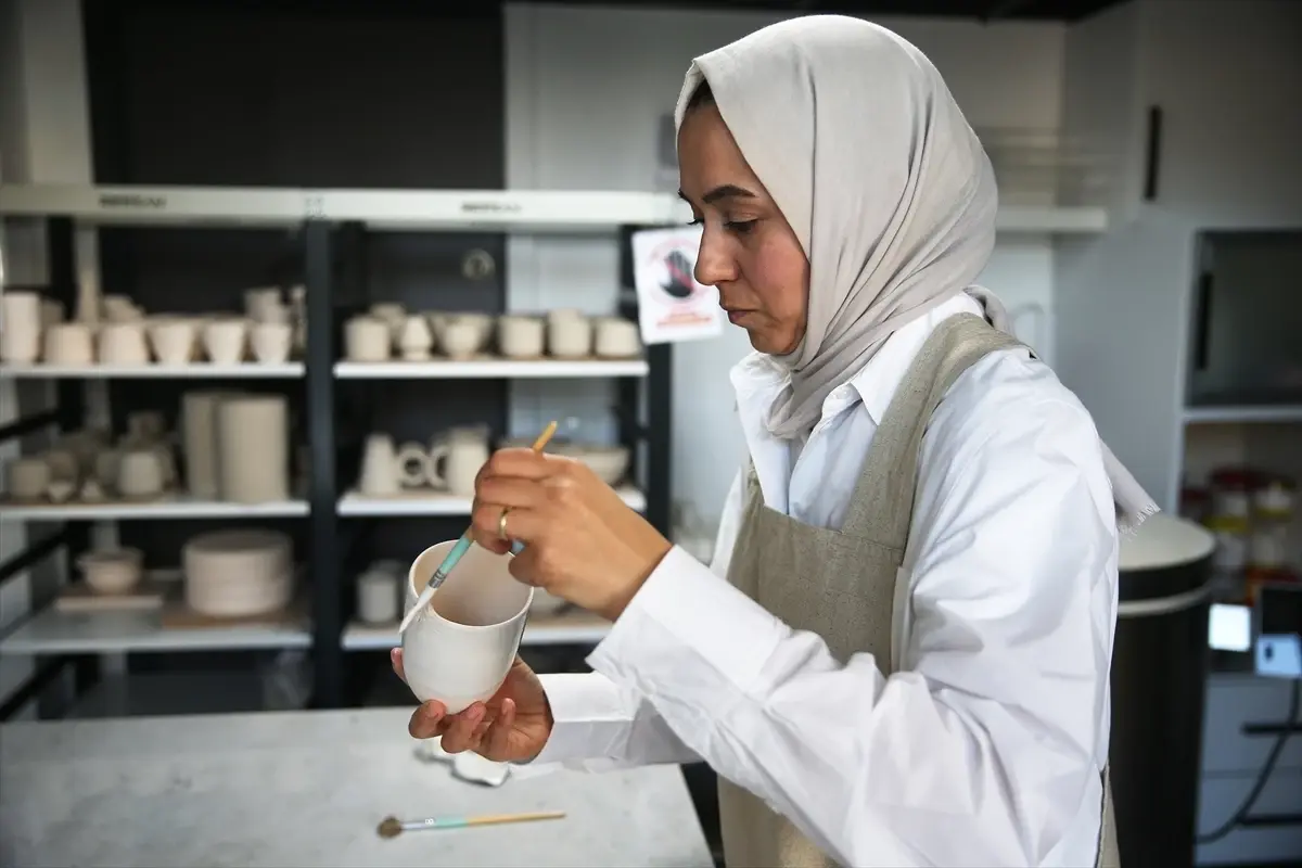 Derya Adar, Seramik Tutkusunu Atölyesinde Hayata Geçiriyor