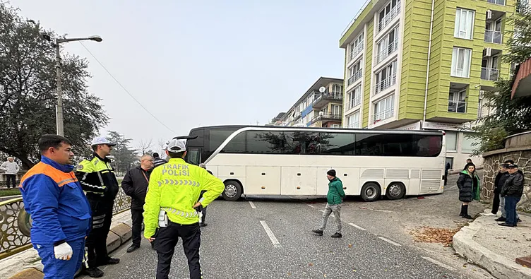 Edirne’de tur otobüsü yolu kapattı: Ters yön hatası pahalıya mal oldu!