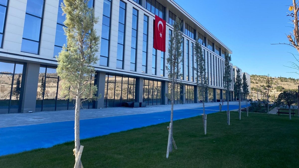 Devlet üniversitesinde skandal! Öğretim görevlisi, öğrencileri dolandırdı