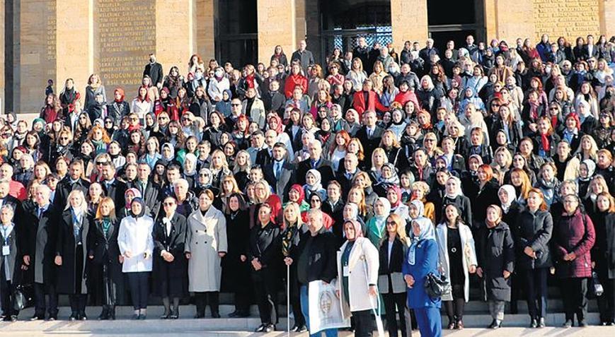 Kadınlar Ata’nın huzuruna çıktı