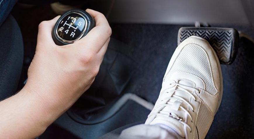 Manuel vitesliler bu hataya düşüyor! Debriyajda dinlendirmek olmaz, motoru bitiriyormuş