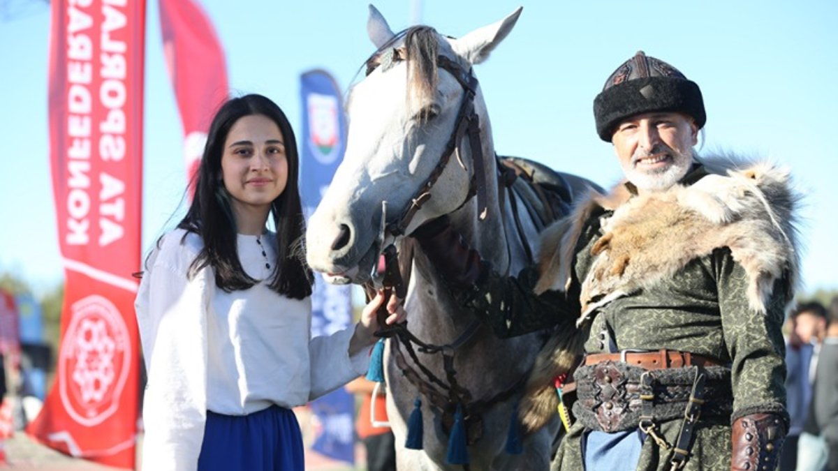 Baba-kızın nefes kesen atlı gösterisi: Boynuz kulağı geçti