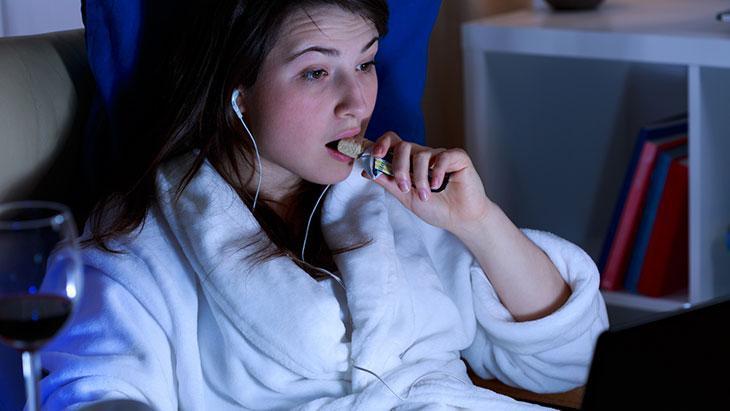 Ekran bağımlılığı ağız sağlığını bozuyor! Gece telefon kullanımı diş eti iltihabını artıyor