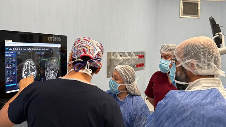 Sağ kolu ve bacağı uyuşuyordu! Beynindeki tümörü ‘uyanık ameliyat’la aldılar