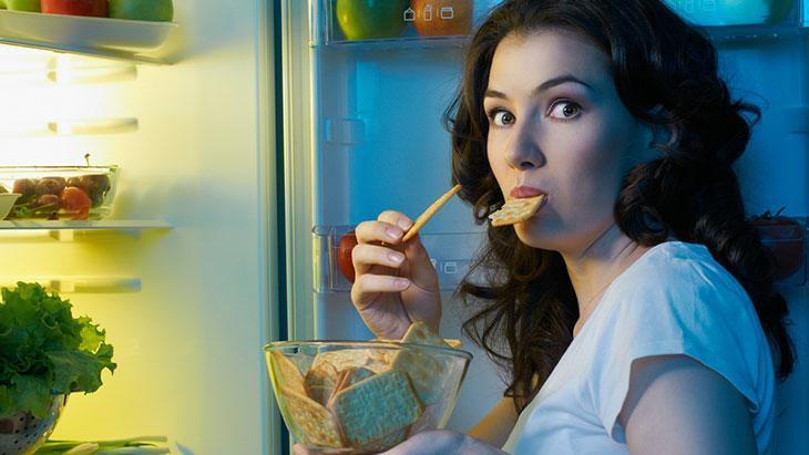 Stres abur cubur isteğini tetikliyor! Bir şey yemeden önce 3 saniye düşünün