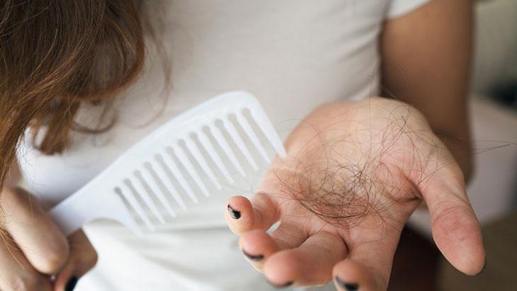 “Saçlarım avuç avuç dökülüyor” diyorsanız! Nedeni genetik değil, hatalı alışkanlıklarınız olabilir