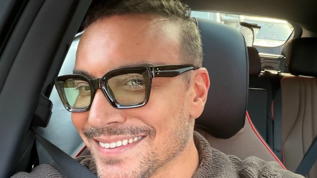 Şarkıcı Cenk Eren’in sahne kazası! Gözü morardı