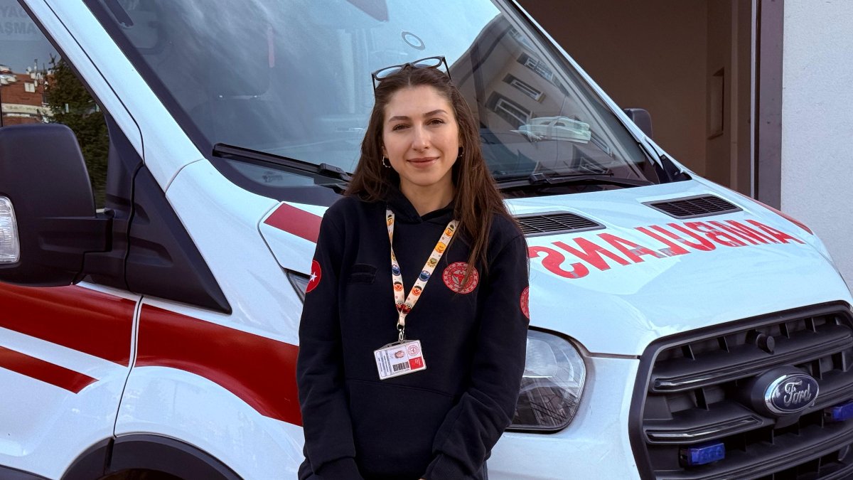 Ankara’da ambulans şoförü Müzeyyen, hayat kurtarmak için çabalıyor