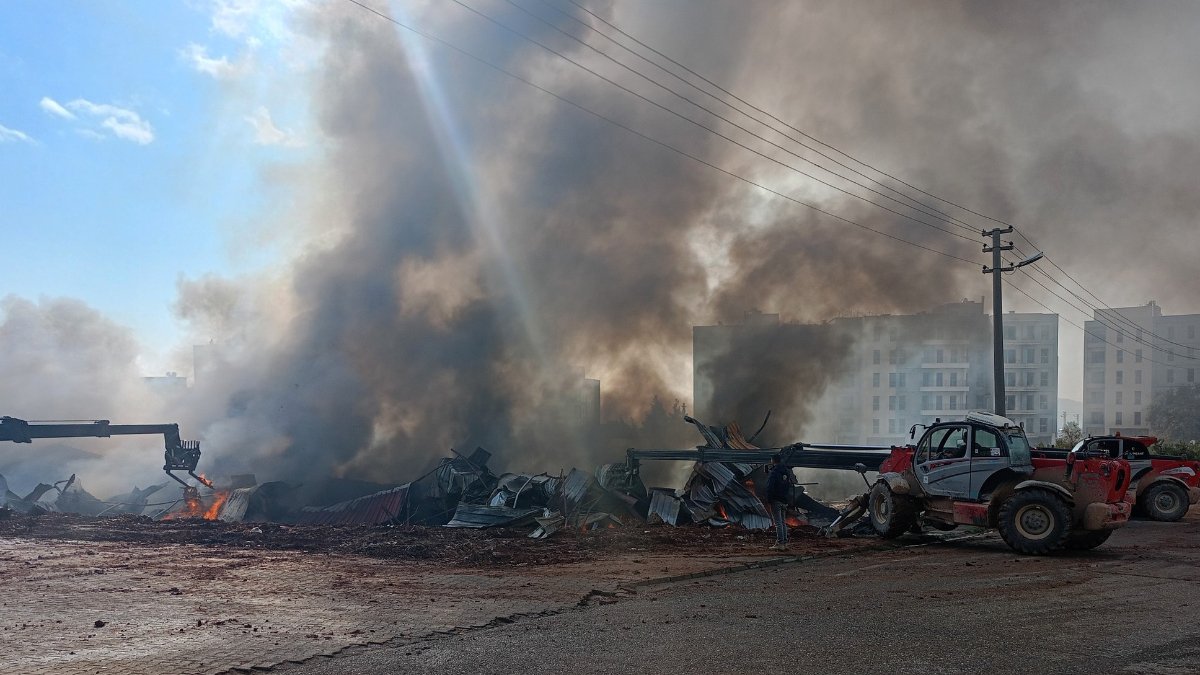 Gaziantep’te inşaat alanındaki depoda yangın