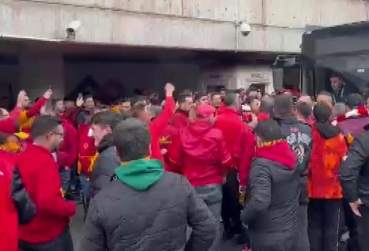 Galatasaray taraftarları, 30 otobüsle Kadıköy’e hareket etti