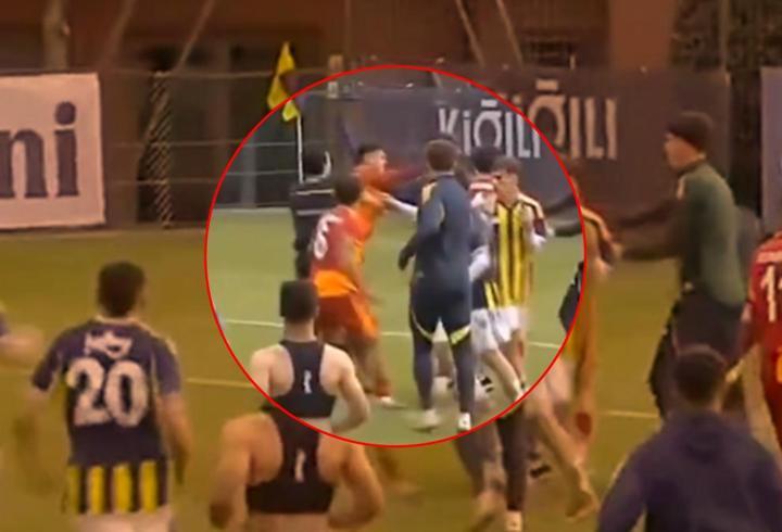 U19 derbisinde skandal hareket! Rakibine yumruk attı…