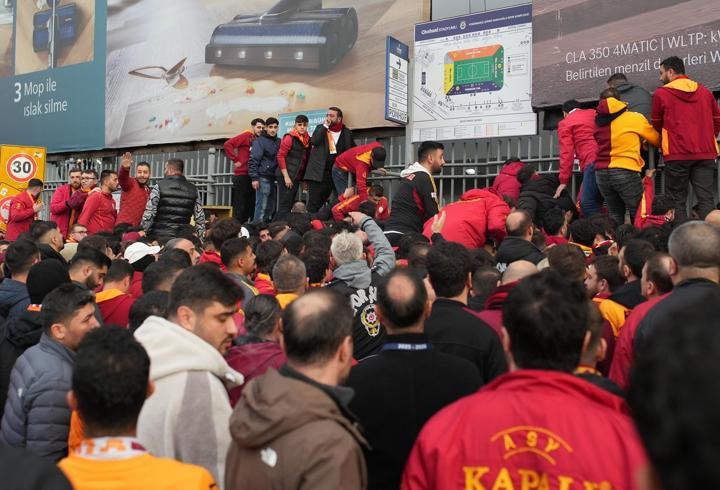 Galatasaray taraftarları Kadıköy’e geldi
