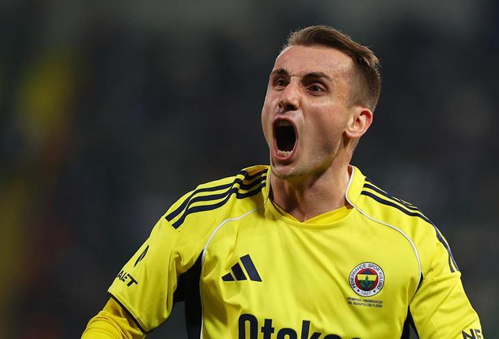 Galatasaraylı taraftarlardan Kerem Aktürkoğlu’na dolar protestosu