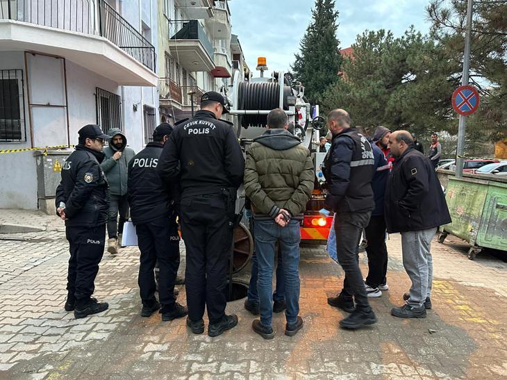 Tıkanıklığı gidermek için kanalizasyona gelen ekipleri dehşete düşüren olay