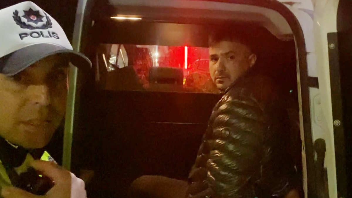 Aksaray’da alkollü sürücü, emniyet müdürünün makam aracına çarptı