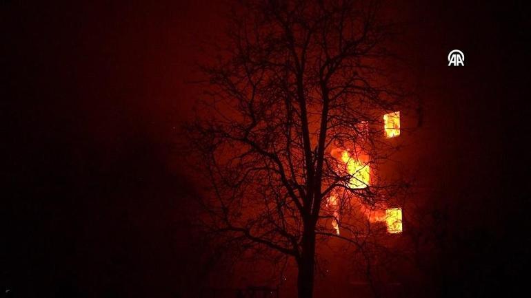 Rusya Ukraynada yerleşim yerini vurdu: Evler alev alev yandı