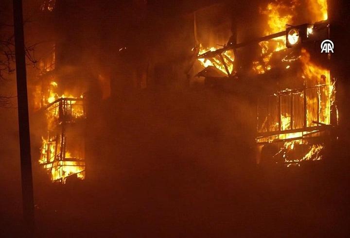Rusya Ukrayna’da yerleşim yerini vurdu: Evler alev alev yandı!